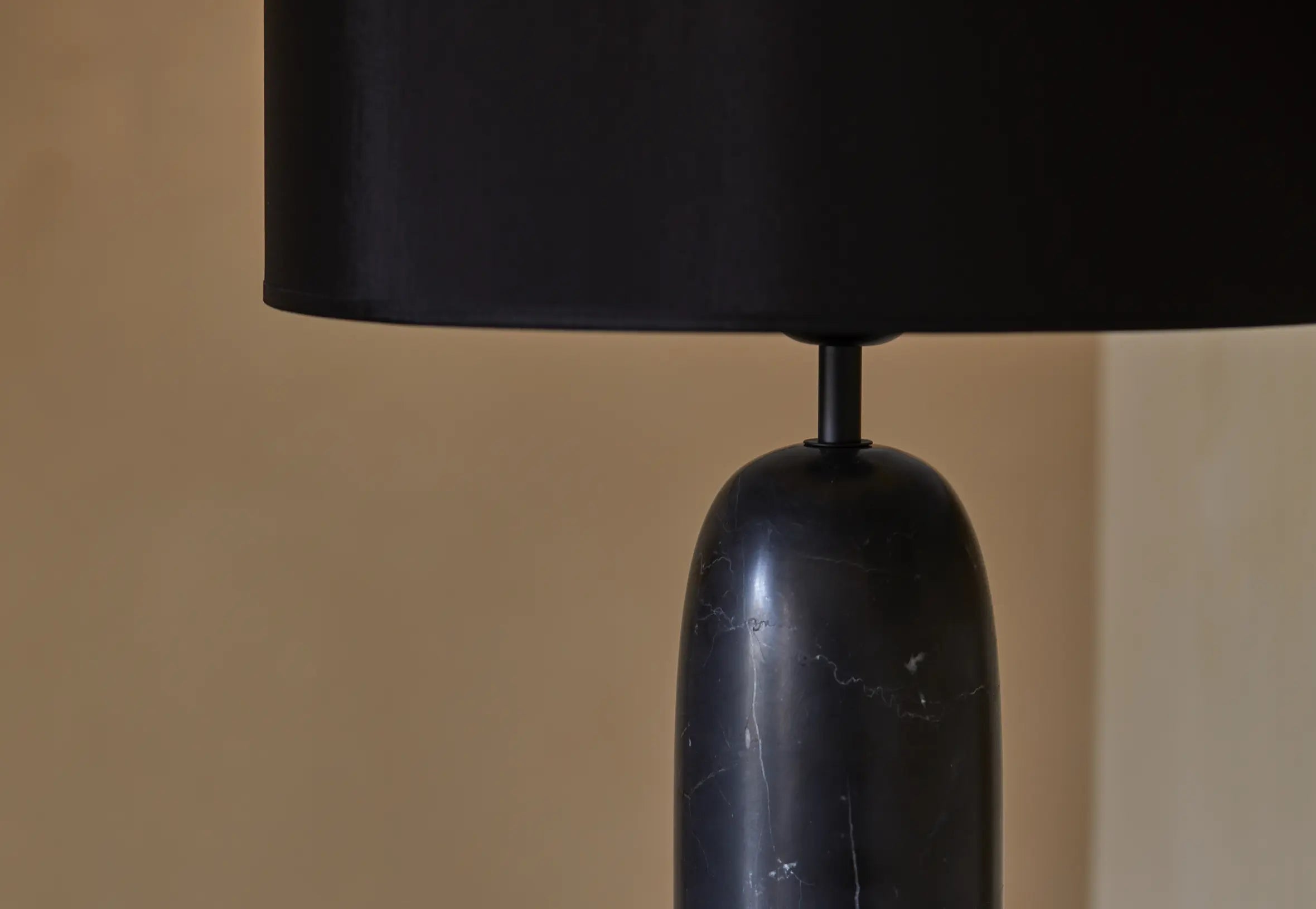 Shin – lampa stołowa z marmuru