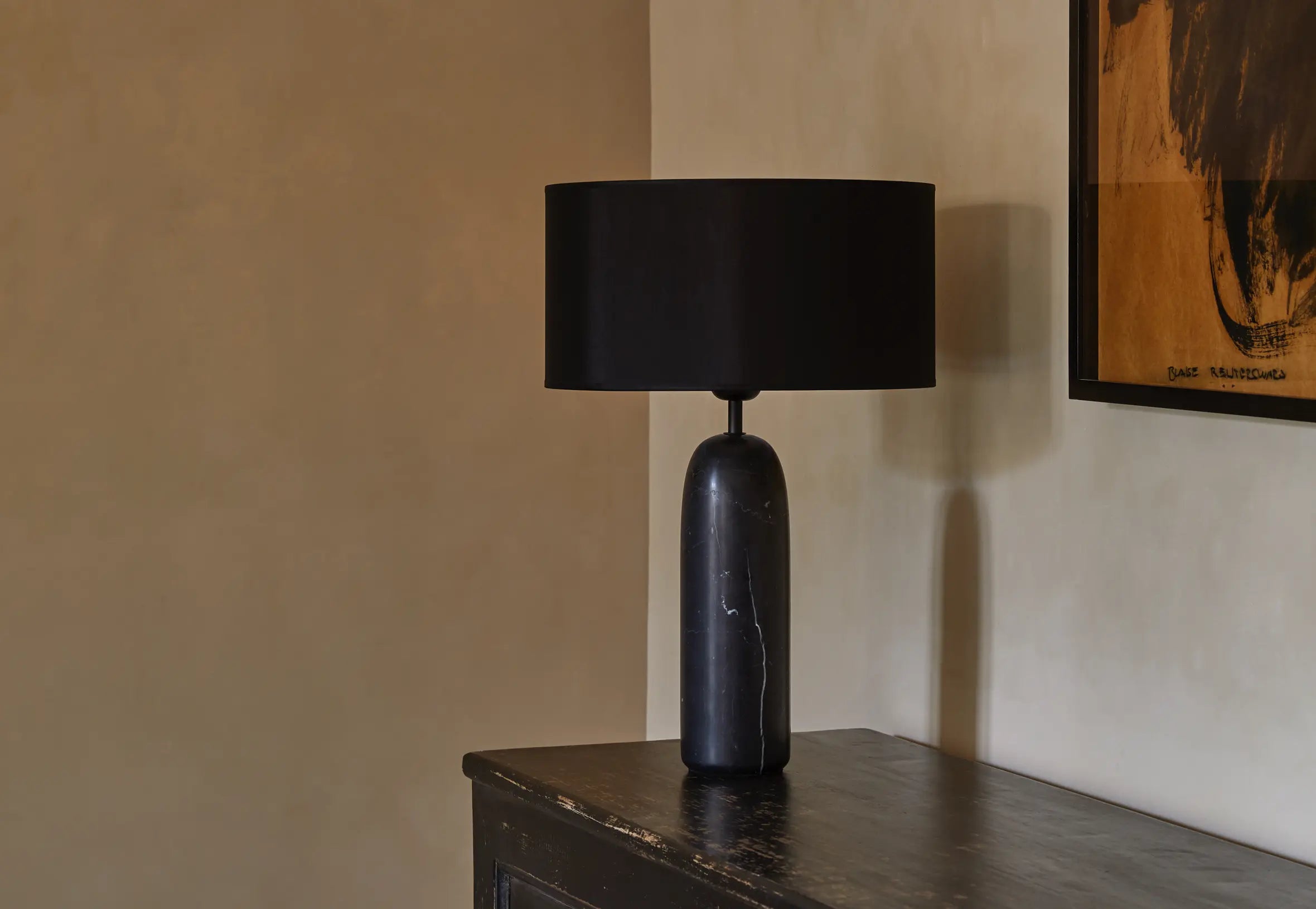 Shin – lampa stołowa z marmuru