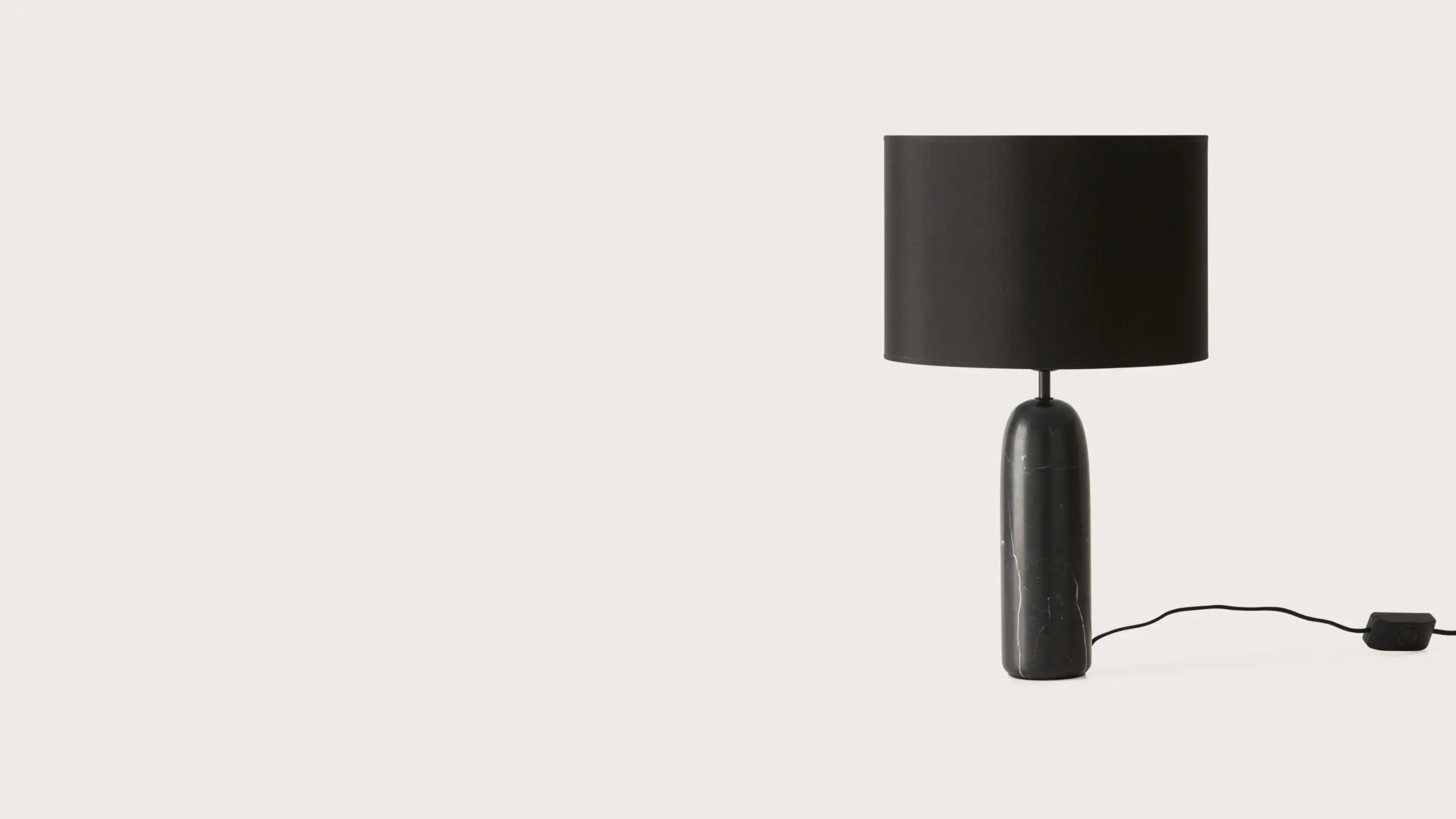 Shin – lampa stołowa z marmuru