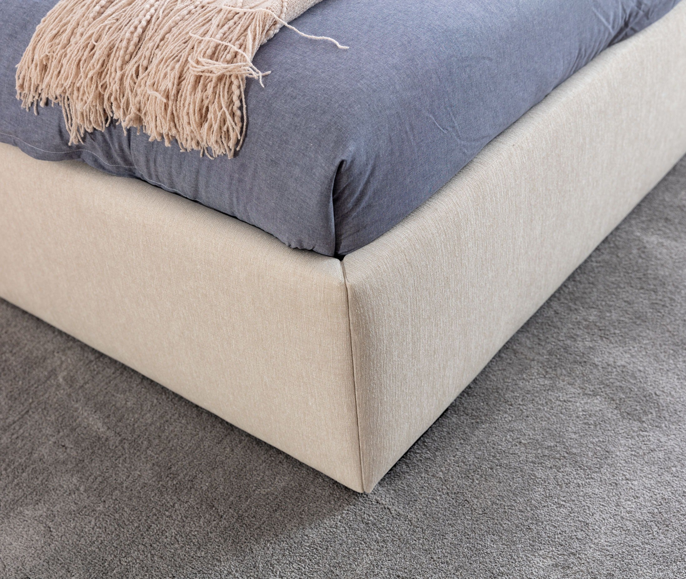 Łóżko tapicerowane Werona Flat – Azardi