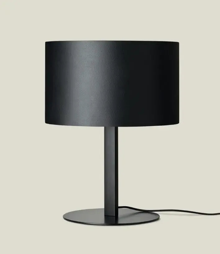 Rems – lampa stołowa ze skórzanym akcentem