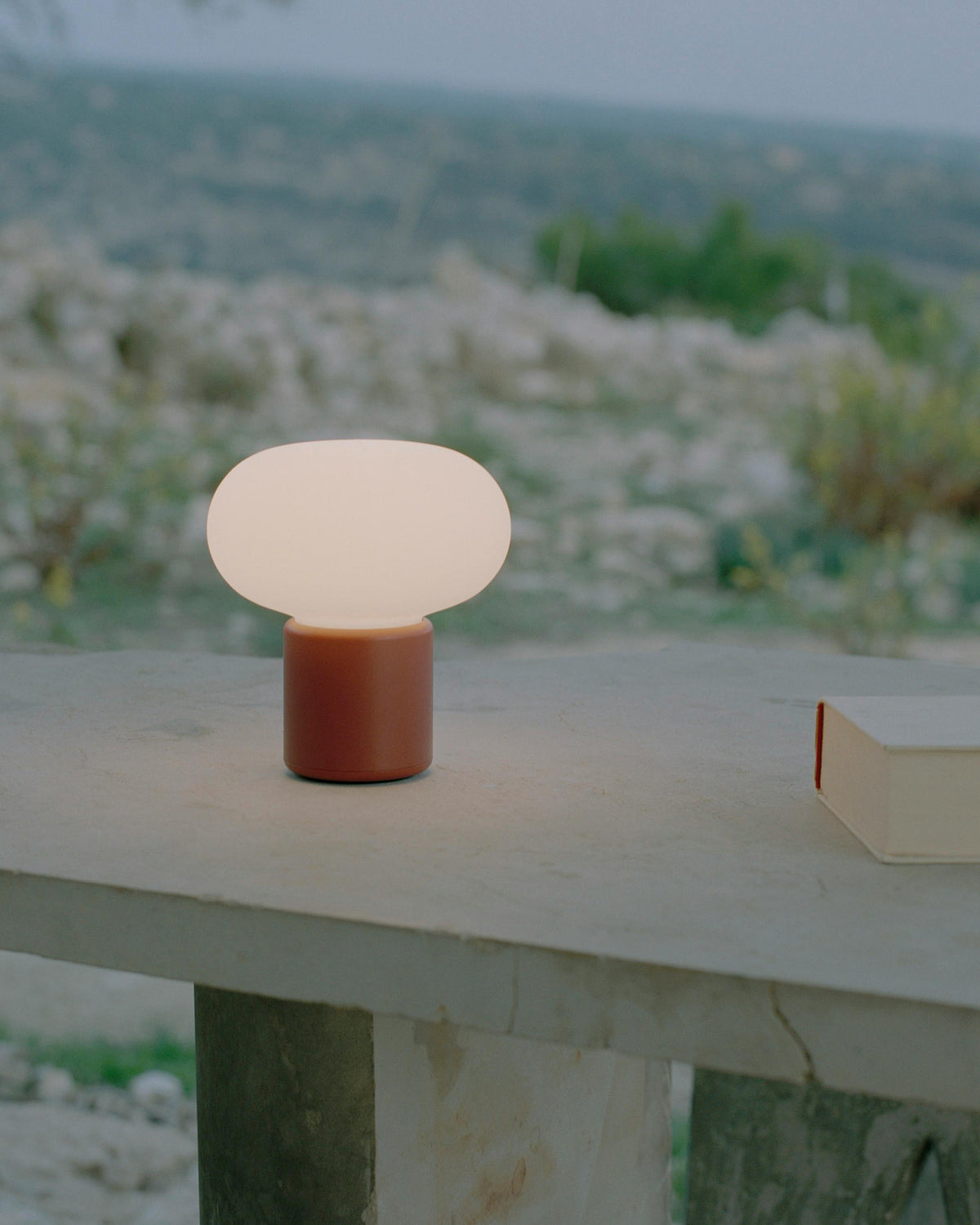 Lampa przenośna Karl-Johan Earth Red – New Works