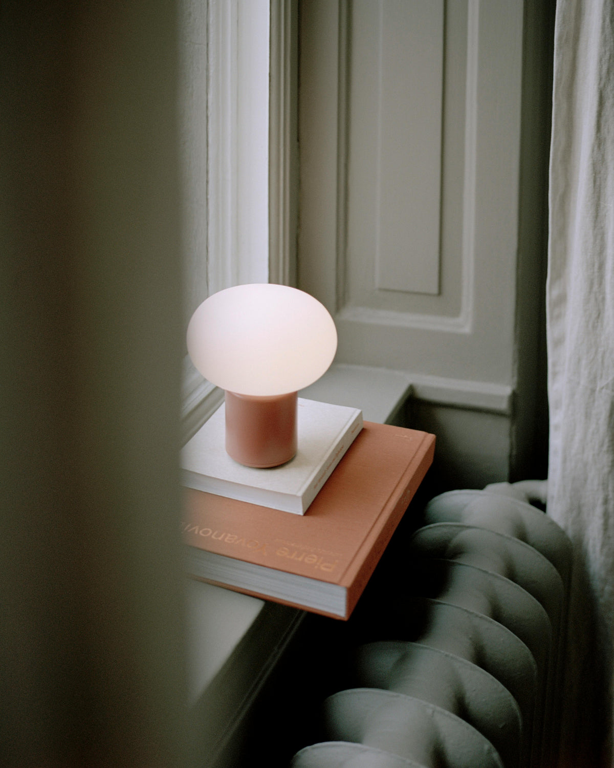 Lampa przenośna Karl-Johan Earth Red – New Works