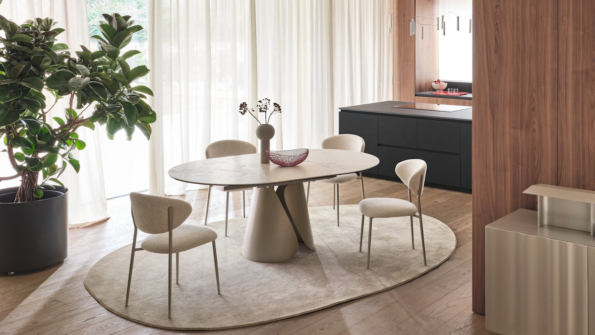 Stół rozkładany Tango Calligaris – ceramiczny blat i rzeźbiarska podstawa w jadalni