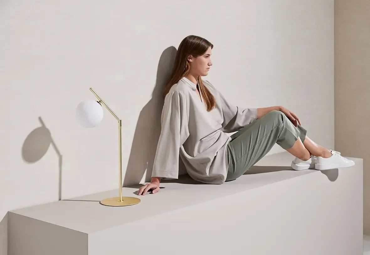 Endo – lampa stołowa z opalowym szkłem