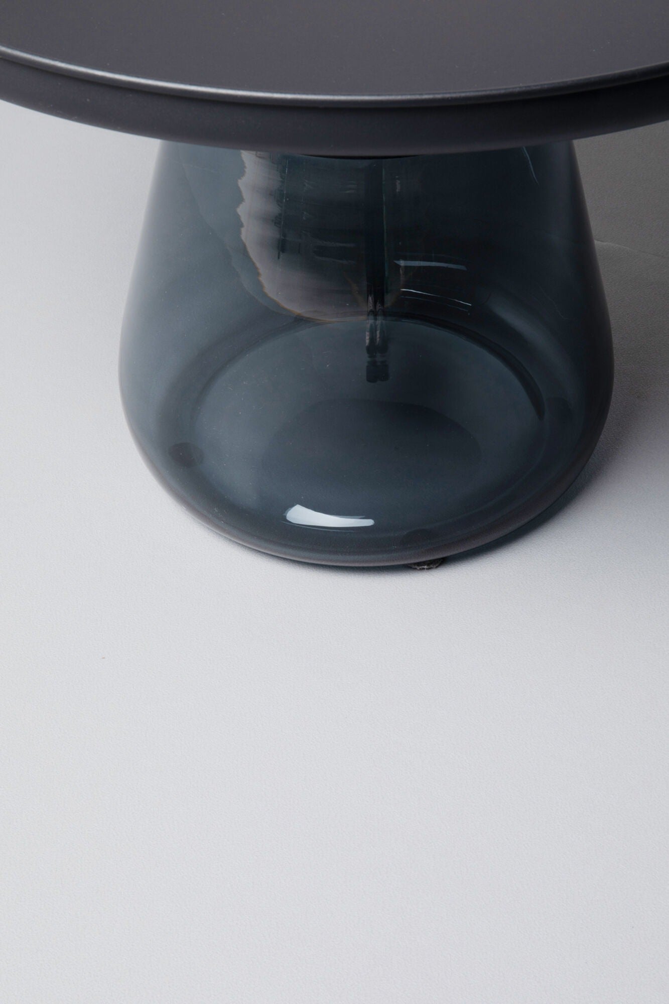 Bottiglia Smoke – stolik pomocniczy Ø 60 cm
