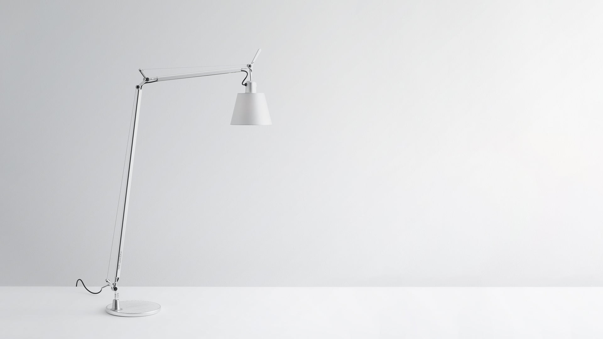 Tolomeo Basculante Reading – lampa podłogowa z abażurem